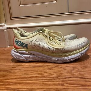 Hoka Clifton Women’s size 8